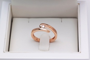 Pierścionek z Różowego Złota 18 karatowego z Diamentem